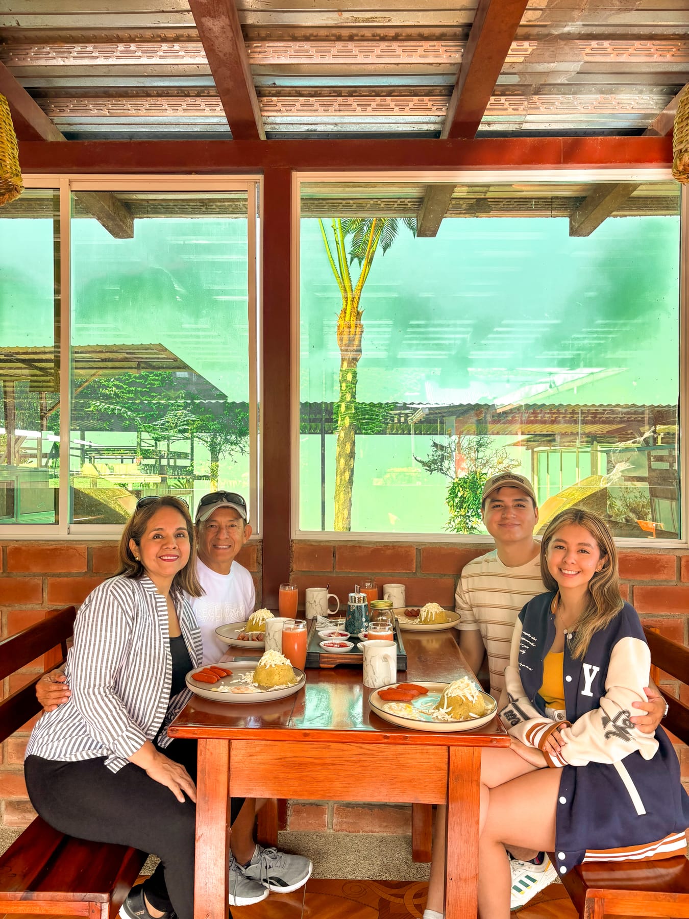 Huéspedes disfrutando del desayuno en Refugio Suncamal