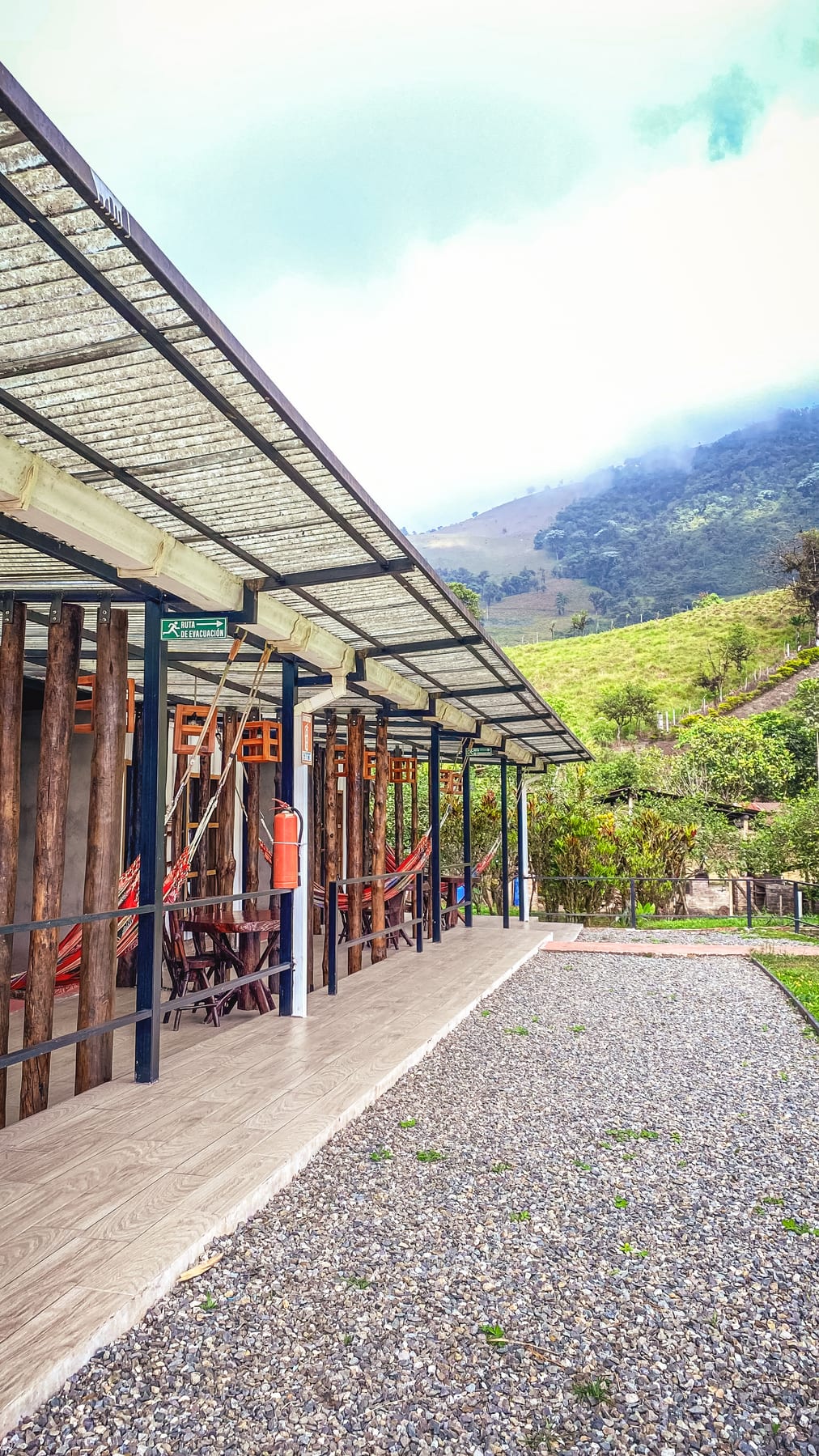 Corredor exterior de las cabañas con hamacas y vista a la montaña