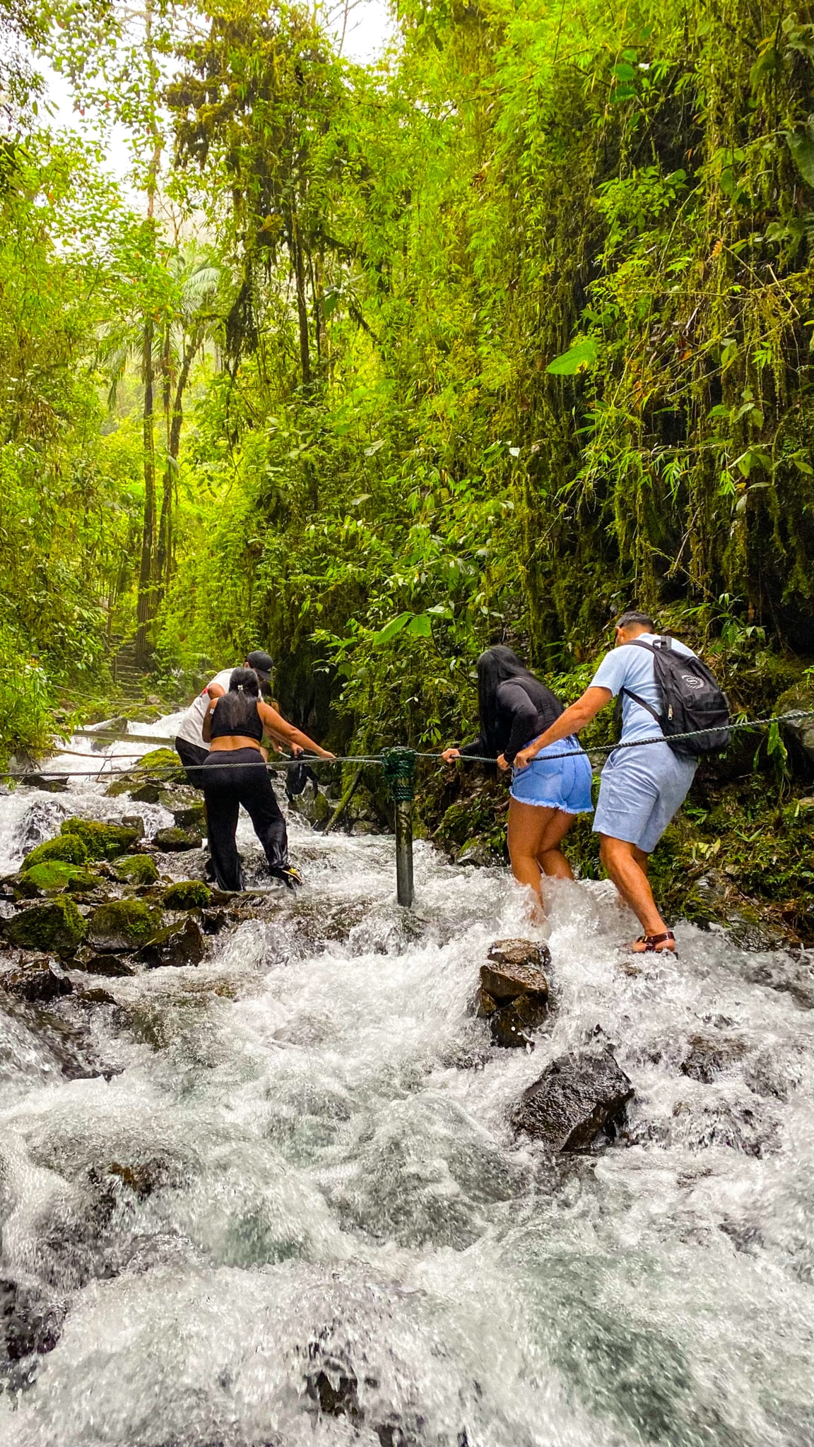 Cruzando el río camino a la cascada