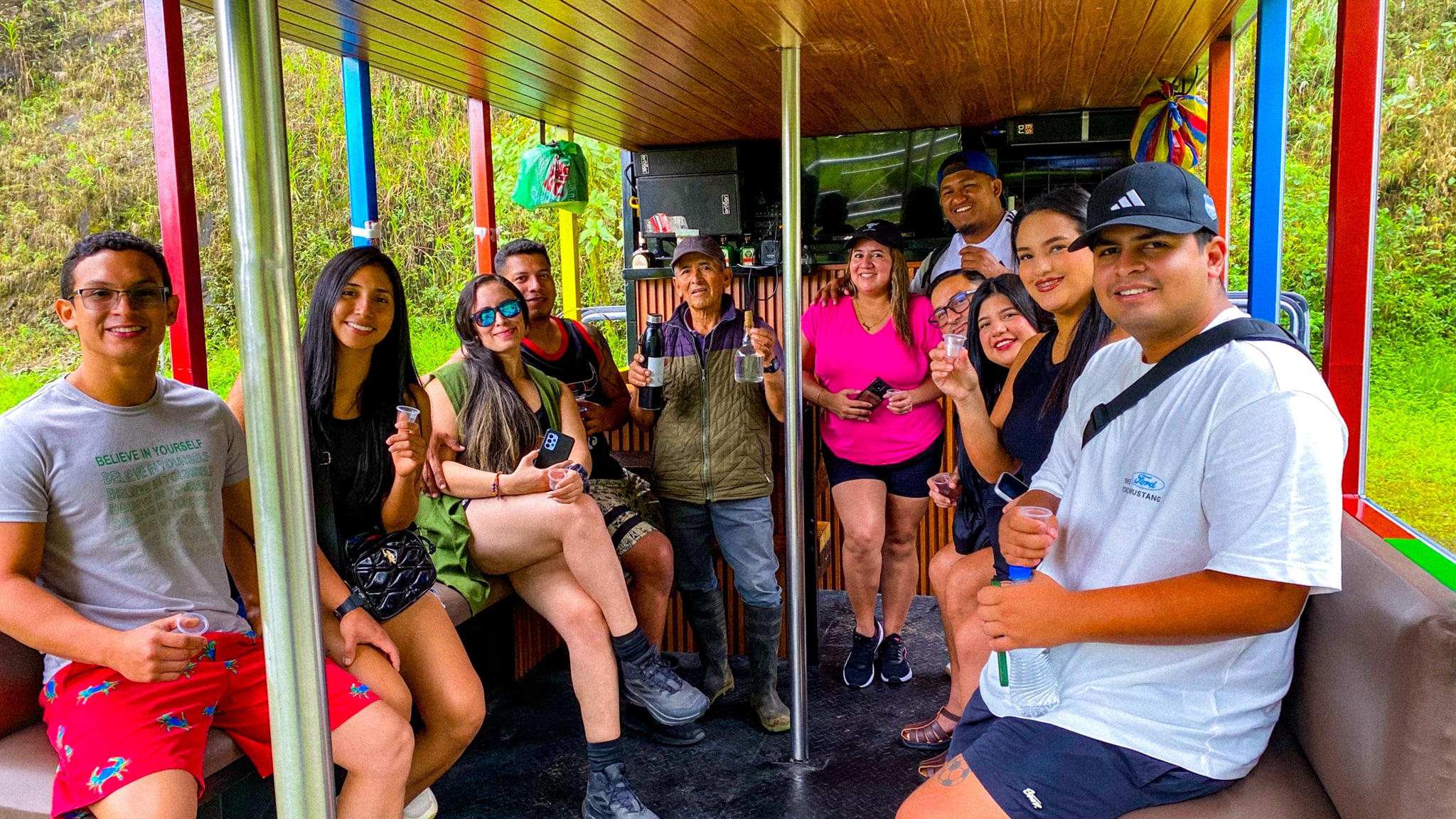 El brindis a bordo de la chiva