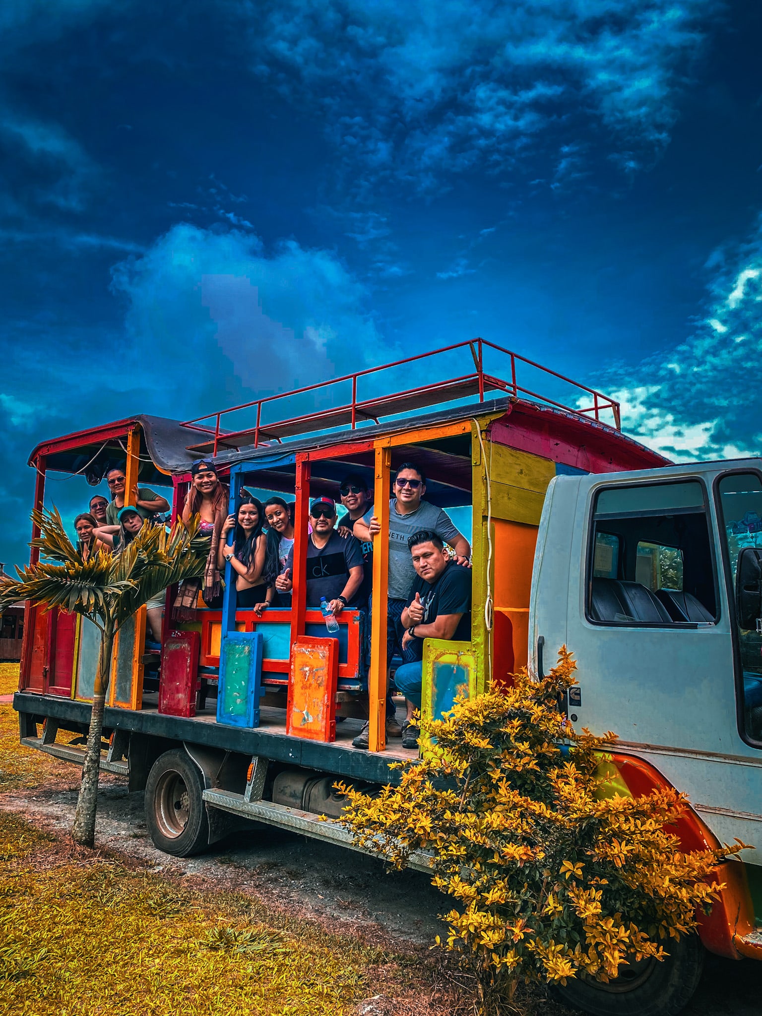 La chiva del refugio, lista para salir con el grupo